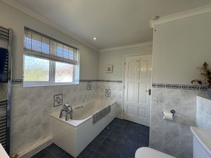 EN SUITE BATHROOM WITH  SEPERATE SHOWER - click for photo gallery